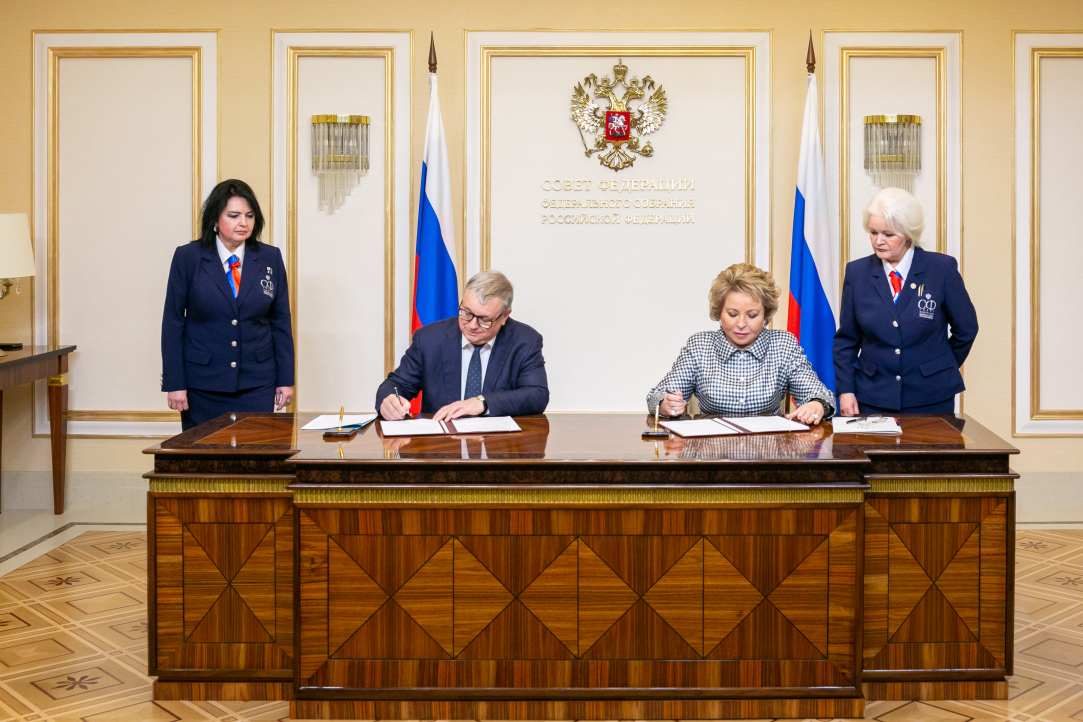 Подписано соглашение о сотрудничестве между Советом Федерации РФ и ВШЭ Иллюстрация к новости: Подписано соглашение о сотрудничестве между Советом Федерации РФ и ВШЭ