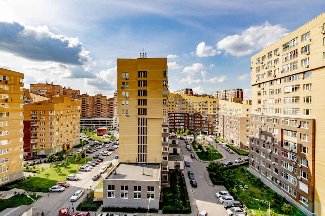 Two Worlds of Residents: Car Owners Look at Shared Urban Courtyards Differently from Pedestrians Illustration for news: Two Worlds of Residents: Car Owners Look at Shared Urban Courtyards Differently from Pedestrians