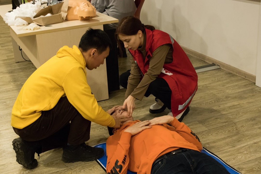 ‘When Ordinary People Administer Aid to Someone in Distress, It Lowers Mortality’ Illustration for news: ‘When Ordinary People Administer Aid to Someone in Distress, It Lowers Mortality’