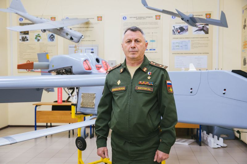 Владимир Коргутов: «С любым выпускником Военного учебного центра НИУ ВШЭ я пошел бы в разведку» Иллюстрация к новости: Владимир Коргутов: «С любым выпускником Военного учебного центра НИУ ВШЭ я пошел бы в разведку»